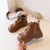 Zapatos para Niños 2026 Otoño/Invierno Nuevo Modelo Botas para Niños Superficie Suave para Bebé Suela Suave Botas Martin Estilo Británico de Caña Alta Botines