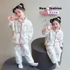 Pijama infantil de fleece de coral, espessado para outono e inverno, modelo novo, conjunto de flanela para meninas e bebês, roupa de ficar em casa com gola alta para meninas