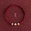 Pulsera de Hilo Rojo de la Suerte Flor de Durazno, Tejida a Mano con Pequeño Colgante de Flor de Durazno, Versátil para Estudiantes Hombres y Mujeres, Pulsera de Cuentas de Buena Suerte para Parejas