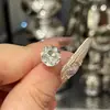 Pendientes de Acero de Titanio con Diamante Corte Milenio de 8mm, Destello Explosivo, Lavables, Sin Molestias al Dormir, Moda con Temperamento, Más Fáciles de Combinar con Clavos de Hélice Auricular