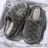 Chinelos de Algodão Femininos 2026 Novo Estilo Outono/Inverno Internos Casa Antiderrapante Veludo Peludo Quente Solado Grosso Chinelos de Algodão Domésticos Femininos