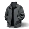 Nova Jaqueta de Tecido de Nylon para Homens com Gola Alta, Jaqueta Masculina Fashionável Tendência com Bolsos na Costura Lateral e Bolsos com Zíper, Design Tridimensional