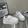 Zapatillas blancas de estilo europeo con velcro y suela gruesa para mujer, nuevo modelo otoño 2026, que aumentan la altura, calzado deportivo casual versátil para personas bajitas