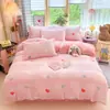 Novo conjunto de cama de quatro peças em veludo de leite com estampa de desenho animado, incluindo uma capa de edredom e lençol de baixo, com adição de fleece para aquecimento extra, perfeito para uso no inverno em dormitórios