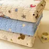 Frazada de Cama de Felpa de Leche de Gasa de Doble Capa Juego de Tres Piezas Dormitorio de Estudiantes Manta de Doble Cara Protector de Colchón y Cama