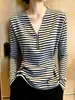 Camiseta de manga larga con cuello en V y rayas negras estilo coreano para mujer, corte ajustado, nueva moda otoño 2026, rejuvenecedora, top versátil con cremallera