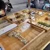 Bandeja de exhibición de sushi de un yuan con tapa, caja de exhibición de pan de madera estilo japonés, caja rectangular para postres de pastel de mousse