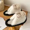 Chinelos de Algodão Casuais Versáteis da Moda com Alça Única 2026 Outono/Inverno Novos Chinelos Fofos com Laço e Pelo de Gato Tendência