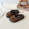 Chinelos de Leopardo para Crianças para Uso Externo 2026 Verão Novo Estilo Coreano Sandálias Versáteis de Encaixar para Meninas e Crianças Maiores Modernas