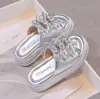 Sandalias Abiertas para Niñas 2026 Verano Nuevo Estilo Pantuflas para Niños Mayores Zapatos de Playa de Suela Suave Zapatos de Princesa de Cristal para Niñas