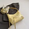 Bolso de axila de gran capacidad estilo coreano para mujer, bolso de trabajo, nuevo modelo primavera 2026, bolso tipo cubo biker con tachuelas, bolso cruzado