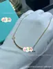 Nuevo collar blanco de nácar con sonrisa, V bañado en oro rosa de 18K, lujo ligero con un toque de alta gama, collar de nácar blanco con caras sonrientes en ambos lados