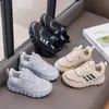 2026 Novos Sapatos Infantis Respiráveis de Malha Confortáveis Antiderrapantes da Moda com Solado Grosso Versáteis Esportivos Casuais para Corrida