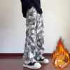 Calças de trabalho masculinas modernas, com múltiplos bolsos e forro de fleece, espessadas para aquecimento, apresentando um design tie-dye estilo tinta lavada, corte reto solto, adequadas para outono e inverno