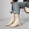 Botas de Cano Curto Pontudas da Moda para Mulheres 2026 Outono Novo Estilo com Forro de Lã Salto Bloco Elásticas Ajustadas Salto Alto Botas de Moda para Combinar com Saias
