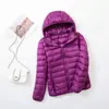 En Stock Invierno 2025 Versión Coreana Nueva Chaqueta de Plumas Ultraligera para Mujer, con Capucha, Corta, Ajustada, Tallas Grandes, Abrigo de Moda