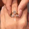 Explosiones del Libro Rojo Anillo de Diamantes Destellantes de Ocho Garras Moda de Alto Sentido Lujo Ligero Anillo para el Dedo Anillo de Lujo Cabello de Una Pieza para Mujer