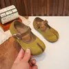 Sapatos de couro para meninas modelo 2026, sapatos Mary Jane de couro camurça retrô coreanos com uma tira, sapatos de sola macia plana tipo casco de porco