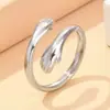 Accesorios de Acero de Titanio Anillo Personalizado para Mujer Diseño de Manos Abrazándose Suave Nicho Anillo Abierto Joyería Hidráulica de Acero Inoxidable