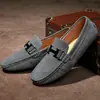 Mocassins masculinos de couro genuíno fosco para venda quente em transmissões ao vivo transfronteiriças, sapatos casuais britânicos para jovens, versáteis, sola macia, modernos