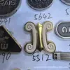 Venta Directa de Fábrica de Diversas Placas de Aleación de Zinc Marca Miao, Etiquetas de Letras Metálicas, Etiquetas Cosidas a Mano y Etiquetas para Ropa
