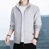 Jaqueta masculina nova de primavera e outono com gola alta simples, top versátil casual de corte solto para homens jovens e de meia-idade, adequado para o dia a dia, moderno e disponível em tamanhos grandes
