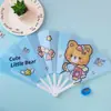 Abanico Plegable de Mano para Niños de PP, Lindo Diseño de Dibujos Animados para Estudiantes, Abanicos Portátiles Pequeños de Verano con 30% de Descuento, Logo Personalizable, Venta al por Mayor