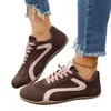 Nuevas zapatillas de entrenamiento alemanas de exportación transfronteriza para mujer, con un diseño de bloques de color rosa, material de gamuza, un estilo casual retro, cierre de cordones, suela plana y disponibles en tallas más grandes