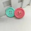 Pasador de Pelo con Botones de Colores de Doble Fila para Mujer con Flequillo Lateral en la Frente, Tocado de Pasador Personalizado de Color Crema Dulce y Femenino