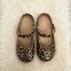 Sapatos de Dança de Ballet 2026 Primavera Novo Estilo Slip-On Vazados Estampa de Leopardo Tamancos Sapatos Preguiçosos 2026 Novos Sapatos de Sola Grossa