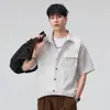 2026 Novo Modelo Camisa Masculina Suave e Amiga da Pele, Estilo Americano Versátil Textura Natural, Bolso no Peito com Logo, Jaqueta de Manga Curta