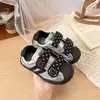 Zapatos para Niñas Zapatos Deportivos Infantiles 2026 Otoño Nuevo Estilo Zapatos de Tabla con Punta de Concha para Bebé Zapatos Casuales con Lunares Plateados