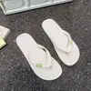 Sandalias de exterior para hombre, nuevas de verano 2026, chanclas de playa de moda, elegantes y únicas, adecuadas para estudiantes, con suelas antideslizantes