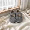 Sapatos de Salto Único para Meninas 2026 Outono/Inverno Novo Bico Redondo Laço Mary Jane Birkenstock Sapatos Baixos de Couro Pequenos para Crianças