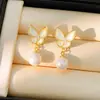 Pendientes de Plata con Baño de Oro Real y Aguja de Plata con Circonita, Mariposa de Nácar y Perlas; Pendientes Elegantes y Exquisitos con un Toque de Lujo Ligero y Gama Alta