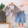 Traje de Verão para Menino 2025 Novo Estilo Camisa de Manga Curta de Verão para Menino Conjunto de Três Peças Estilo Coreano Roupa para Bebês e Crianças