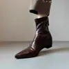 Botines Cortos Estilo Coreano Puntiagudos Aumentadores de Altura para Mujer 2026 Otoño/Invierno Nuevas Llegadas con Felpa Versátiles de Poner Tacón Bajo Suela Suave Botines Adelgazantes