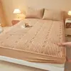 Saia de cama acolchoada de veludo cristal Classe A bordado duplo C quente de veludo curto cobertura de cama acolchoada protetor de colchão saia de cama semi-coberta de veludo de leite