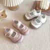 Tênis Feminino Doce de Renda com Velcro 2026 Primavera/Verão Novo Solado Macio Bico Fechado Anti-Chute Malha Sapatos Funcionais