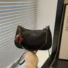 Elegante bolso de cadena para mujer, un bolso de alta gama y moderno con forma de media luna, versátil tanto para el trabajo como para el ocio, un bolso de hombro de moda