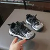 Otoño 2026 Nuevo Estilo Coreano Modernos y Versátiles Zapatos Deportivos de Malla Suave Antideslizantes con Velcro para Niños y Niñas
