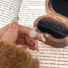 Anel de Dedo com Renda Cruzada e Strass da Princesa Elsa para Mulheres, Elegante Leve Luxo Toque de Alto Padrão, Design Versátil na Moda