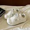 Novos Sapatos Femininos de Solado Grosso Outono 2026 para Mulheres Baixas, Tênis Brancos Versáteis, Sapatos Aumentadores de Altura de Nicho Estilo Ins
