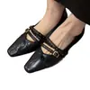 Versión de piel de oveja de los zapatos Mary Jane literarios, retro y cómodos, zapatos de cuero de moda con tachuelas para mujer, adecuados para ir al trabajo, con un diseño chic y elegante y un tacón grueso