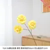 3 rosas artificiales con bordes acampanados para decoración del hogar en una habitación modelo de casa de huéspedes mejoran eficazmente la atmósfera artística del espacio