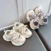 Zapatos de Papá para Niñas Otoño Nuevo Estilo Malla Transpirable Zapatos Deportivos para Niños Suela Suave Antideslizante Casual Zapatos Blancos Velcro