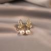 Pendientes de perlas de mariposa para mujer 2024, nuevos y populares pendientes únicos de otoño e invierno, pendientes de clip de oreja de alta calidad