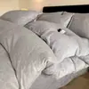 Juego de ropa de cama de cuatro piezas de terciopelo de leche engrosado y estampado para el calor del invierno, que incluye una sábana plana, una funda de edredón y una sábana bajera, diseñado para un aspecto lujoso y sofisticado en el dormitorio principal.