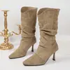 Botas Apiladas de Otoño Invierno 2026 para Mujer Punta Fina Tacón de Aguja Bota de Media Caña Suede Botas Estrechas Plisadas Botines de Tacón Alto Estilo Europeo