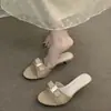 Primeiro Encontro Ji Xigen Chinelos com Tira para Dedo do Pé Calçados Femininos Roupa para Exterior Temporada de Verão 2026 Combinações para Férias Saias Sandálias de Salto Alto Chinelos